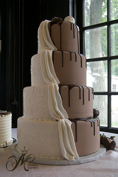 کیک چند طبقه تیره مخصوص عروسی و عقد
